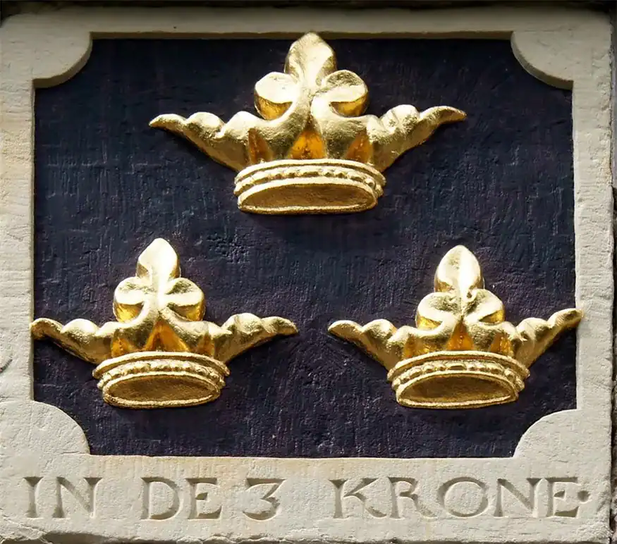 inde3Krone-gevelsteen